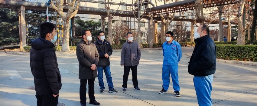 2圖為侯景濱在總部廠區檢查指導-安衡攝_副本_副本.jpg